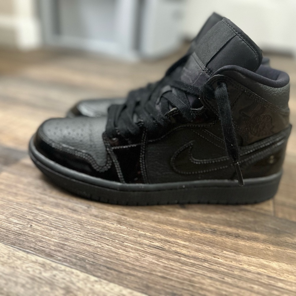 Jordan 1 Mid Patent Triple Black WMNS